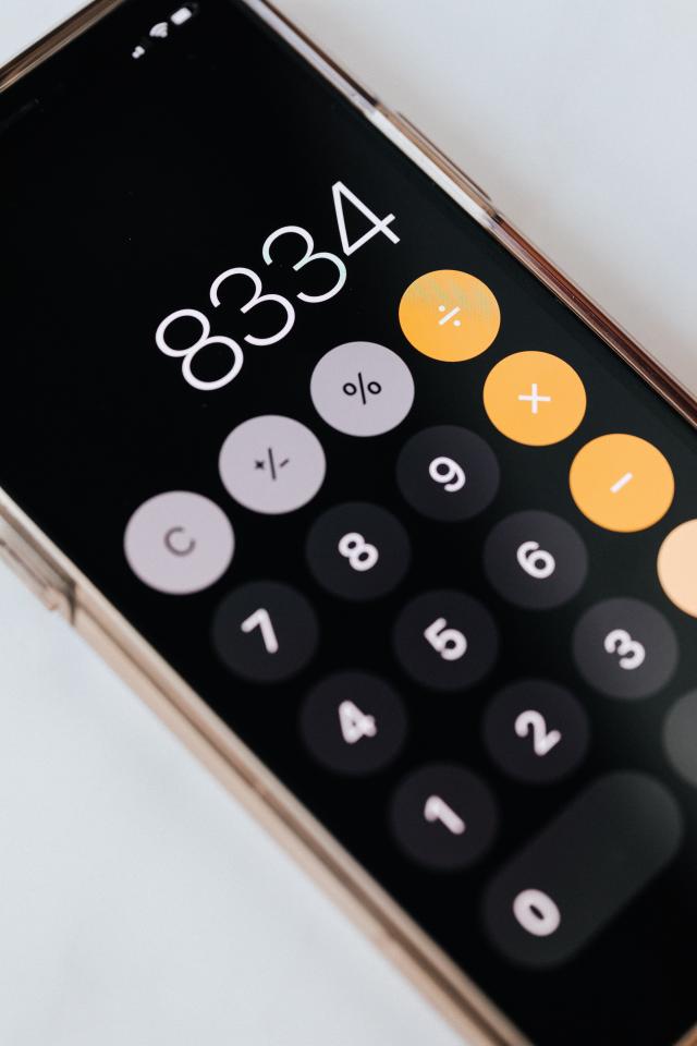 smartphone-with-calculator-app-showing-total-amount-4386293.jpg